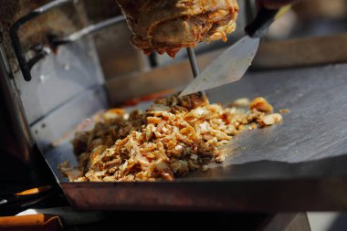 Bir shawarma yapmadan önce tükürmek dikey üzerinde et kavrulmuş