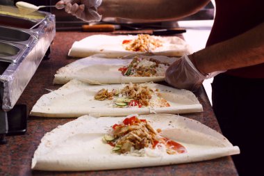 Elinde bir Arap restoranında Shawarma yapan profesyonel aşçı