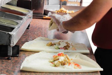 Elinde bir Arap restoranında Shawarma yapan profesyonel aşçı