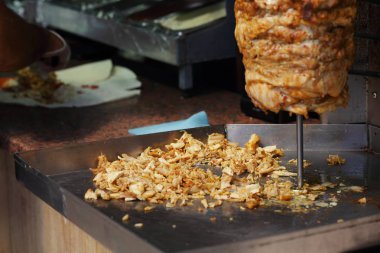 Tükürmek dikey altında bir shawarma yapmak için hazırlanan et dilimlenmiş