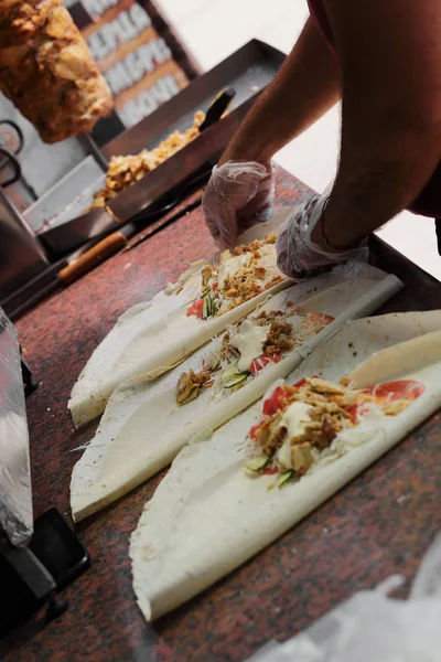 Händerna Professionell Kock Som Gör Shawarma Arabisk Restaurang — Stockfoto
