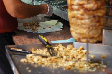 Profesyonel şef shawarma Arap bir restoranda yapar.