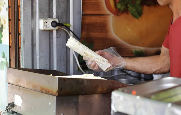 プロのシェフは アラビアン レストラン Shawarma — ストック写真