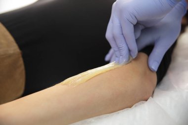 Şevval özçelik Güzellik Saç bir kadının elinden kaldırır. Sugaring. Epilasyon ile bir özel şeker hamur balmumu Depilasyon üzerinden pek çok avantajları vardır.