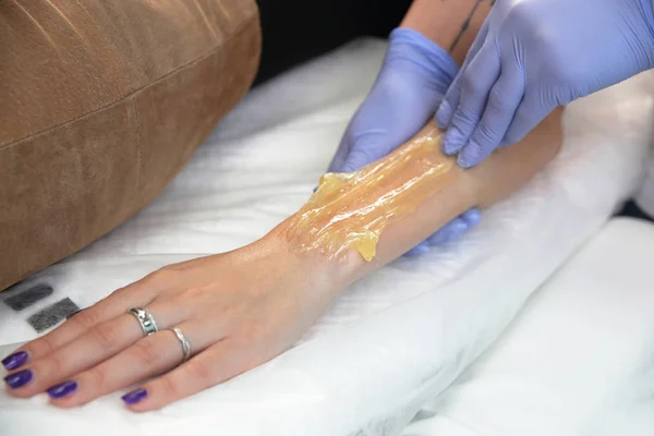 Esteticista Remove Cabelo Mão Uma Mulher Sugaring Remoção Cabelo Com — Fotografia de Stock