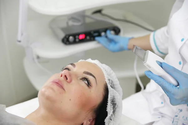 Arzthände Blauen Handschuhen Beim Ultraschall Peeling Des Gesichts Der Frau — Stockfoto