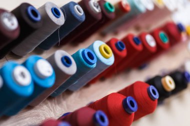 Bir dizi bobinleri ile renkli İplik Dikiş atölyesi. Çok çeşitli renkler, renk giysiler çeşitli yapmak olanak verir