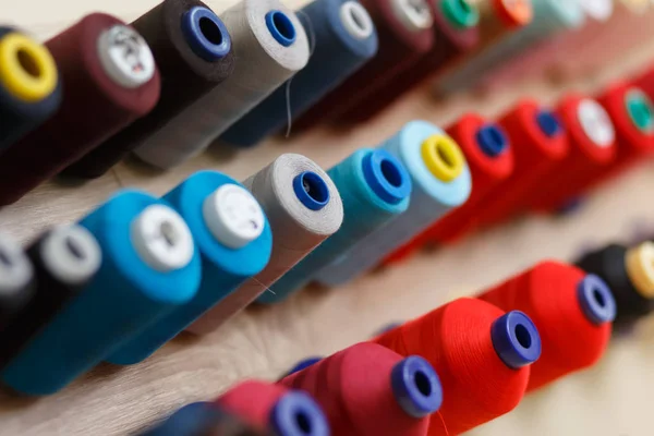 Conjunto Bobinas Com Fios Coloridos Oficina Costura Uma Ampla Gama — Fotografia de Stock