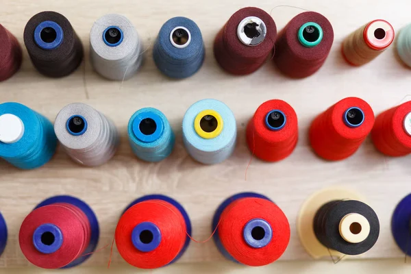 缝纫车间的一组带五颜六色螺纹的线圈 多种颜色使各种颜色的衣服成为可能 — 图库照片