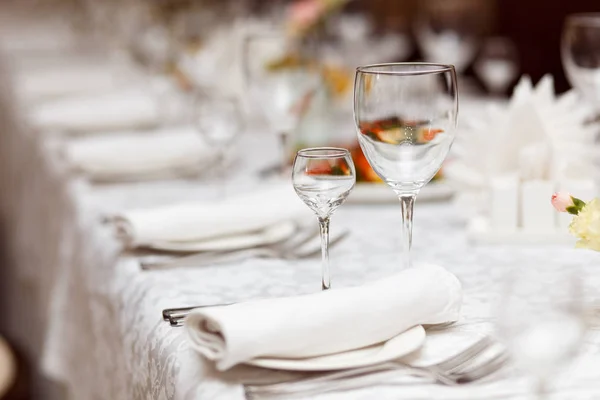 Geserveerd Voor Een Bankettafel Wijnglazen Met Servetten Glazen Salades — Stockfoto