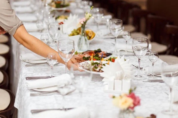 Geserveerd Voor Een Bankettafel Wijnglazen Met Servetten Glazen Salades — Stockfoto