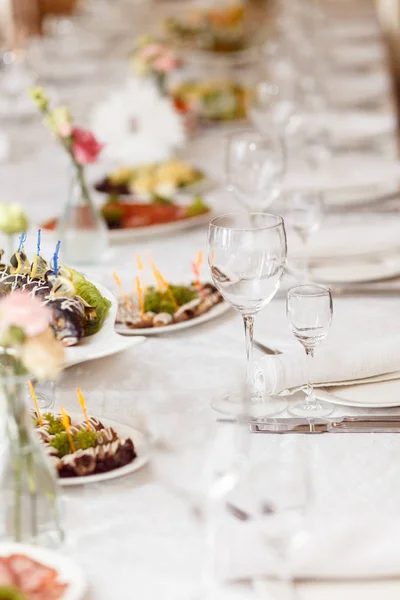 Geserveerd Voor Een Bankettafel Wijnglazen Met Servetten Glazen Salades — Stockfoto