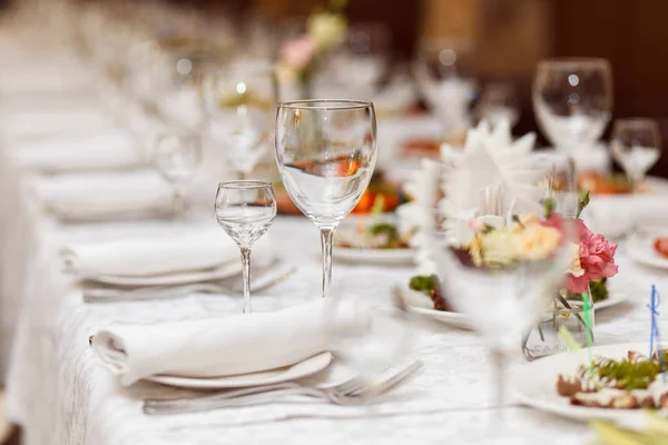 Geserveerd Voor Een Bankettafel Wijnglazen Met Servetten Glazen Salades — Stockfoto