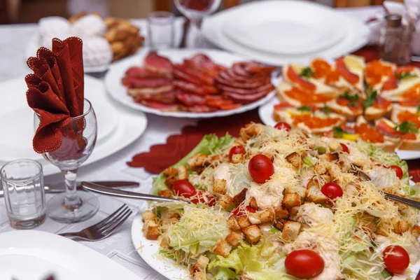 Ziyafet Masasına Servis Edilmiş Peçeteli Bardaklı Salatalı Şarap Bardakları — Stok fotoğraf