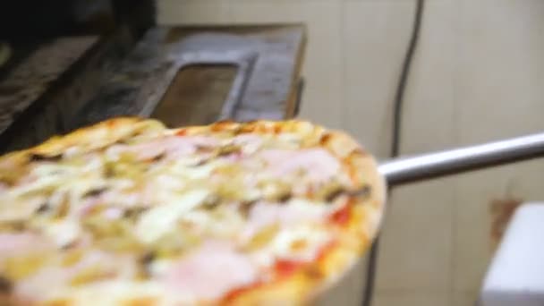 Koch Zieht Die Fertige Pizza Aus Dem Ofen — Stockvideo