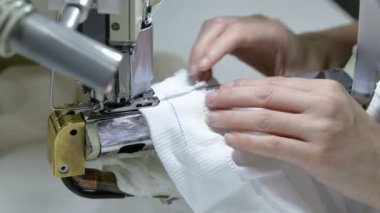 Terzi dikiş dikiş makinesi iki yarım tayt çorap imalatı için dikiş Fabrikası'nda üzerinde