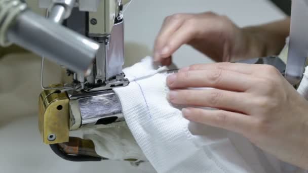 裁缝在缝纫机上缝了两半紧身衣在缝纫厂生产丝袜 — 图库视频影像