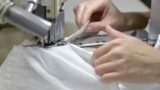 Швея Накладывает Швы Швейную Машинку Две Половинки Колготок Швейной Фабрике — стоковое видео