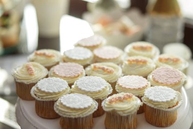 Çikolata. Tatlı şeker içeren tablo. Düğün pastası