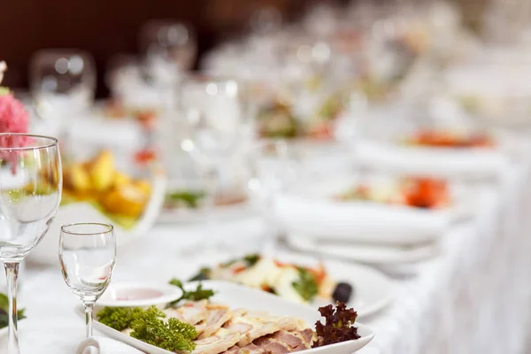 Geserveerd Voor Een Bankettafel Wijnglazen Met Servetten Glazen Salades — Stockfoto