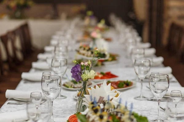 宴会用のテーブルを提供します ナプキン グラス サラダ付きワイングラス — ストック写真