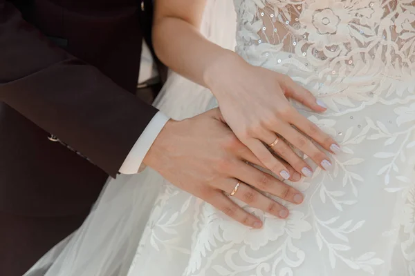 Düğün Yüzüğü Elleriyle Close — Stok fotoğraf