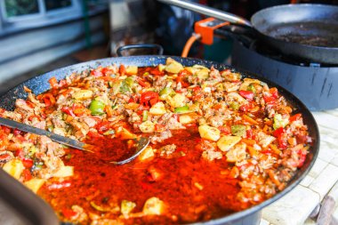 Et ve sebze ziyaretçiler şehir gün Druskininkai, Litvanya için hazırlanan patates yahni