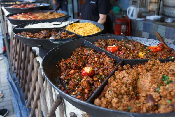 Процесс Приготовления Европейского Традиционного Мясного Рагу Большая Тарелка Жареного Мяса — стоковое фото