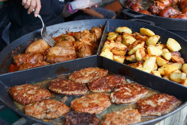 Процесс Приготовления Европейской Традиционной Пищи Большая Тарелка Жареных Картофельных Блинчиков — стоковое фото