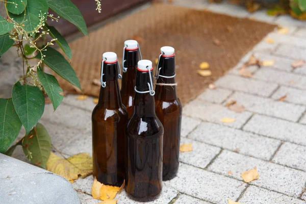 Quatre Bouteilles Bière Vides Attendent Sur Porche Maison — Photo