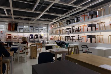 Vilnius, Litvanya - 27 Ekim 2018: IKEA mağazası Vikingu sokakta. IKEA mobilya odada iç görünümü depolamak. IKEA dünyanın en büyük mobilya perakendeci olduğunu.