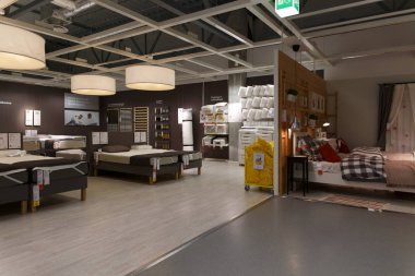 Vilnius, Litvanya - 27 Ekim 2018: IKEA mağazası Vikingu sokakta. IKEA mobilya odada iç görünümü depolamak. IKEA dünyanın en büyük mobilya perakendeci olduğunu.