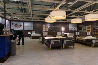 Vilnius, Litvanya - 27 Ekim 2018: IKEA mağazası Vikingu sokakta. IKEA mobilya odada iç görünümü depolamak. IKEA dünyanın en büyük mobilya perakendeci olduğunu.