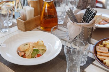 Salata, bal, zeytinyağı ve rustik ahşap masa arka plan üzerinde hizmet veren kraker bisküvi.