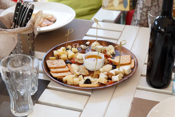 なチーズ 赤ワイン 素朴な木製のテーブル背景にありクラッカー ビスケット — ストック写真