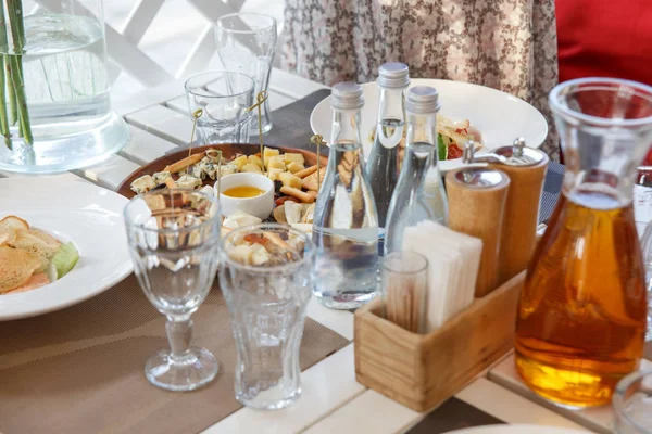 なチーズ オリーブ オイル 素朴な木製のテーブル背景にありクラッカー ビスケット — ストック写真