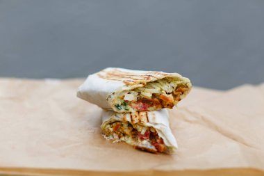 Tavuk shawerma veya shaurma sebze ve Kraft kağıt üzerinde özel sosu ile iki bölümden