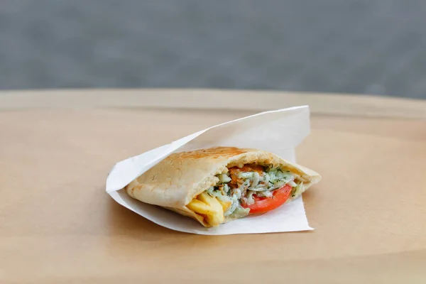 Κοντινό Ελληνικό Gyro Σάντουιτς Σως Γιαουρτιού Χάρτινη Συσκευασία — Φωτογραφία Αρχείου
