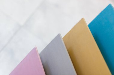 İnşaat malzemeleri deposunda iç dekorasyon için çok renkli alçı örnekleri