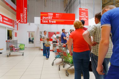 Bialystok, Polonya - 09 Mayıs 2018: Hipermarket yabancı alıcılar Auchan Produkcyjna 84a üzerinde durmak satırındaki KDV iadesi için belgelerin kayıt noktasında.