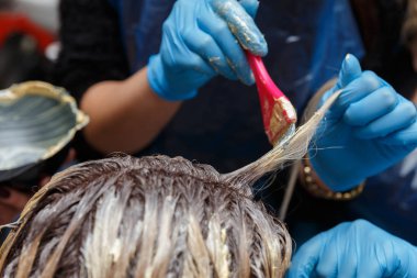 Kuaför Salonu. Saç boyama sürecinde. Kadın saç boyama.