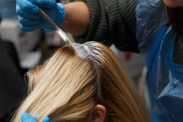 Salon Fryzjerski Koloryzacji Procesie Kobieta Farbowania Włosów — Zdjęcie stockowe