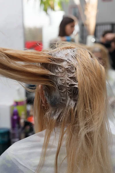 Перукарня Забарвлення Волосся Процесі Жінка Фарбує Волосся — стокове фото