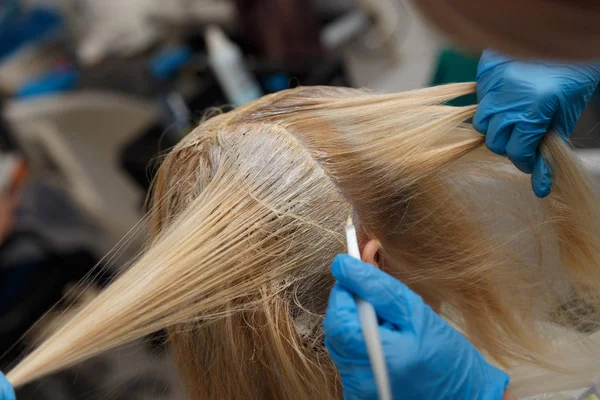 Salon Fryzjerski Koloryzacji Procesie Kobieta Farbowania Włosów — Zdjęcie stockowe