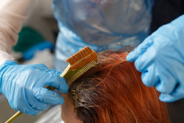 Salon Fryzjerski Koloryzacji Procesie Kobieta Farbowania Włosów Kolorze Czerwonym — Zdjęcie stockowe
