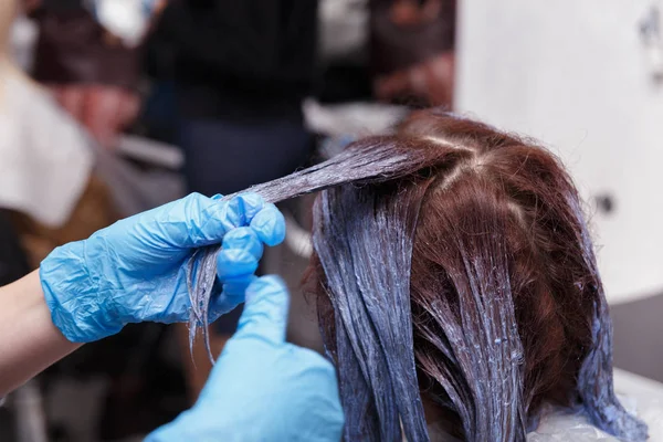 Перукарня Забарвлення Волосся Процесі Жінка Фарбує Волосся Темний Колір — стокове фото