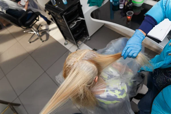 Friseursalon Haarfärbung Prozess Frau Die Haare Färbt Ansicht Von Oben — Stockfoto