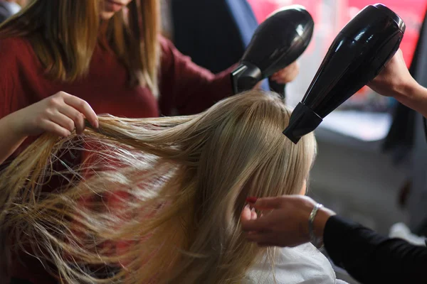 Két Úrnak Egyszerre Szárított Haj Szárító Haja Szőke Modell Szépségszalonban — Stock Fotó