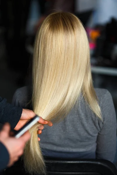 Stylist Tonen Vrouwelijke Blonde Haren Zijn Dood Schoonheidssalon Achteraanzicht — Stockfoto