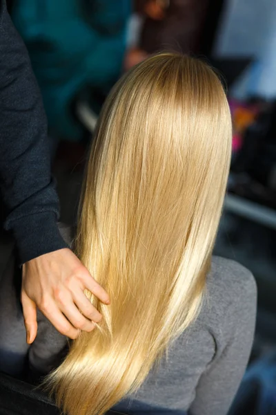 Стиліст Демонструє Жіноче Світле Волосся Після Смерті Салоні Краси Вид — стокове фото